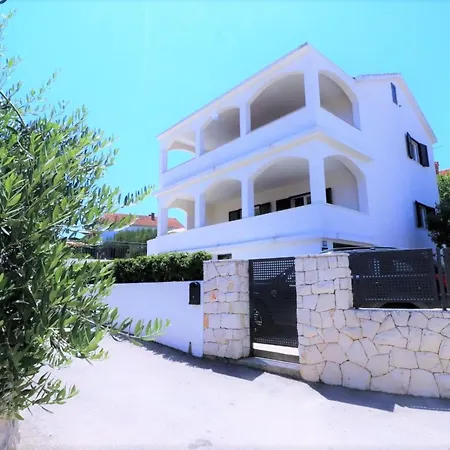 Holiday home In Okrug Gornji Mit Schoenem Pool Und Meerblick By Interhome *