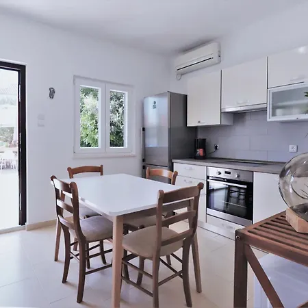 In Okrug Gornji Mit Schoenem Pool Und Meerblick By Interhome Holiday home *